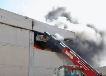 Didim’de inşaat malzemeleri deposunda yangın