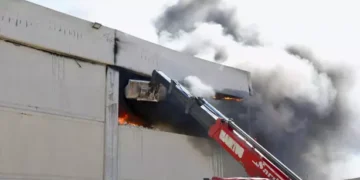 Didim’de inşaat malzemeleri deposunda yangın