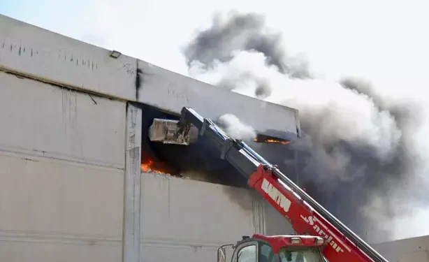 Didim’de inşaat malzemeleri deposunda yangın