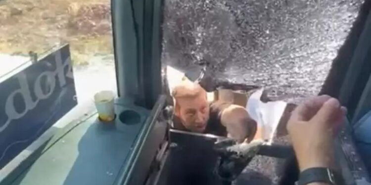 Didim’de turistlerin taşındığı otobüse taşla saldırdılar