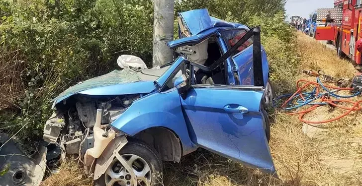 Direğe çarpan otomobil hurdaya döndü; 2 çocuk öldü