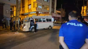 Dolmuş şoförü direksiyon başında öldürüldü Dolmuş şoförü direksiyon başında öldürüldü