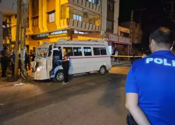 Dolmuş şoförü direksiyon başında öldürüldü