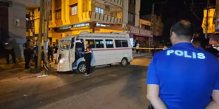Dolmuş şoförü direksiyon başında öldürüldü