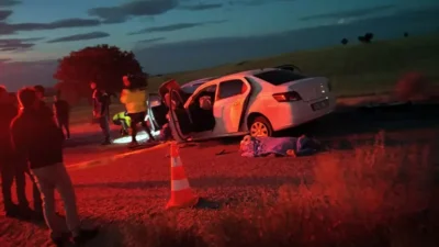 Karaman'da, düğün konvoyundaki otomobil, karşı yönden gelen otomobille kafa kafaya