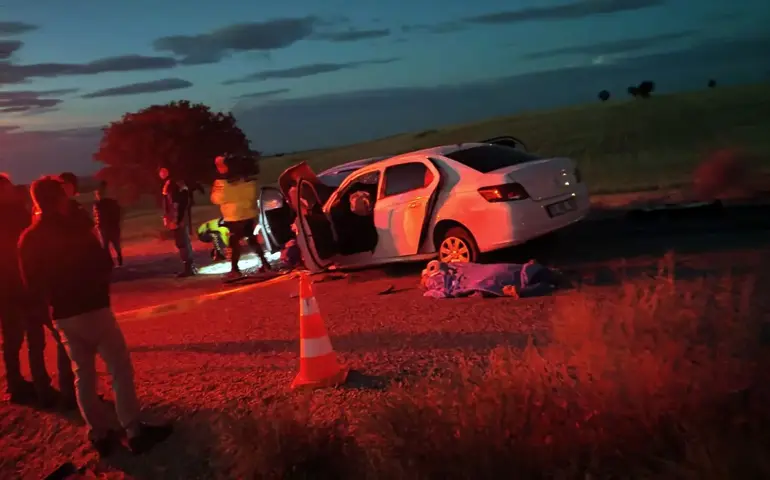 Düğün konvoyunda otomobiller çarpıştı: 2 ölü, 5 yaralı Karaman'da, düğün konvoyundaki otomobil, karşı yönden gelen otomobille kafa kafaya