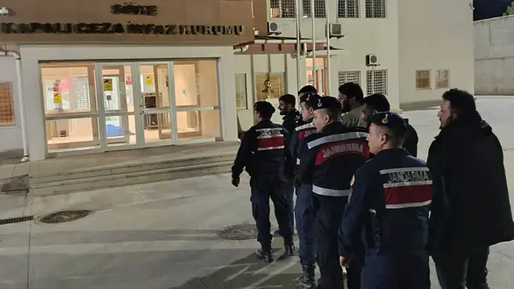 Durdurulan minibuste 20 kacak gocmen cikti Durdurulan minibuste 20 kacak gocmen cikti