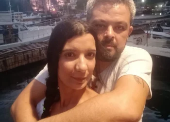 Kendisini terk eden evli sevgilisini evinde öldürüp kaçtı