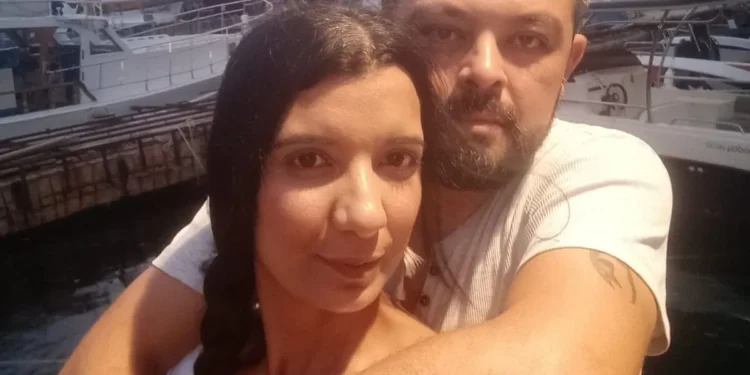 Kendisini terk eden evli sevgilisini evinde öldürüp kaçtı