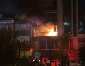 Aydın’ın Efeler ilçesinde 9 katlı binanın 2’nci katında yangın çıktı.