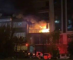 Efeler’de çıkan yangında 5 kişi dumandan etkilendi Aydın’ın Efeler ilçesinde 9 katlı binanın 2’nci katında yangın çıktı.