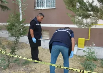 Ekmek getiren annesine bakan Zeynep, 4'üncü kattan düştü