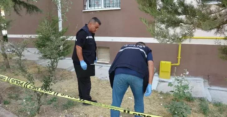 Ekmek getiren annesine bakan Zeynep, 4'üncü kattan düştü