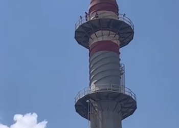 Maaşlarını alamayan 3 işçi kulede intihara teşebbüs etti