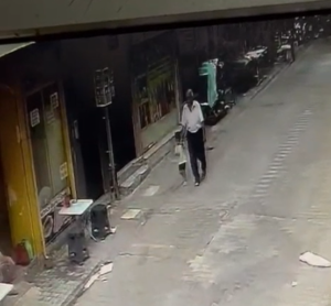 Aydın’ın İncirliova İlçesinde bir kişinin sokakta oynayan çocuğu elinden tutarak