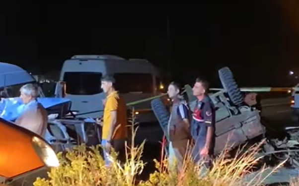 Aydın'da minibüs traktöre arkadan çarptı: 1 ölü 3 yaralı