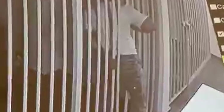Demir parmaklıklar arasından kaçtı, 6 jandarma açığa alındı