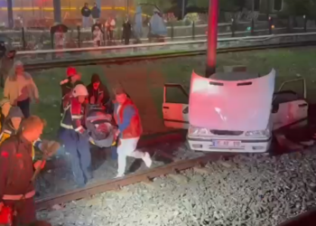 Söke’de otomobil tren raylarına düştü
