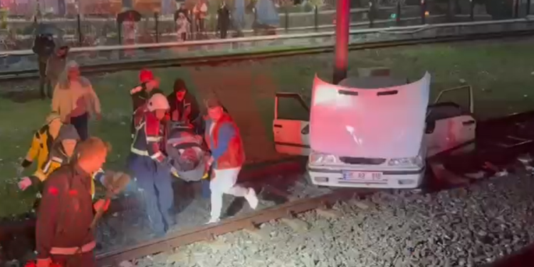 Söke’de otomobil tren raylarına düştü