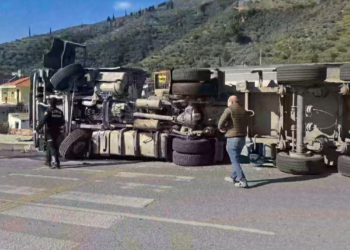 Söke’de kömür yüklü TIR devrildi