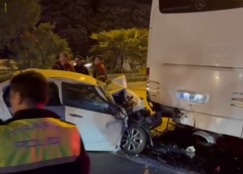 Otomobil, tur otobüsüne arkadan çarptı: 1 ölü 2 yaralı