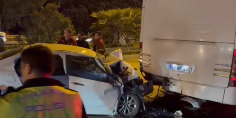 Otomobil, tur otobüsüne arkadan çarptı: 1 ölü 2 yaralı