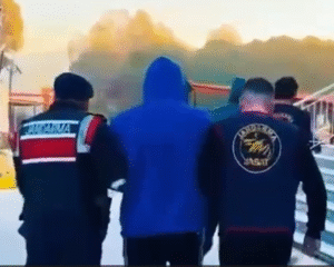 Aydın’ın Söke İlçesinde jandarmanın yaptığı operasyonda tabanca ve tüfek ele
