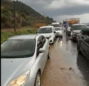 Aydın’ın Söke ilçesinde etkili olan sağanak yağmur sele dönüştü. Dağdan
