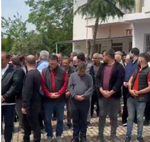 Aydın’ın incirliova ilçesinde tanınan boğa yetiştiricilerinden Mevlüt Bacaksız, bakımını yaptığı boğanın saldırısına