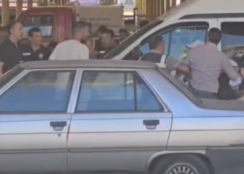 Söke’de korku dolu anlar: Otomobile kurşun yağdı