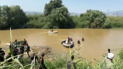 Aydın'ın İncirliova ile Koçarlı ilçeleri arasındaki Büyük Menderes Nehri'nde serinlemek