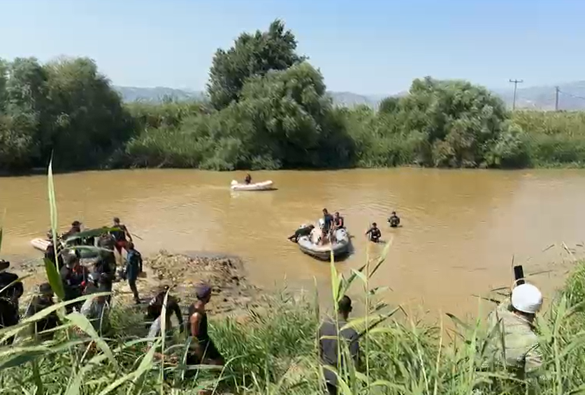 Aydın'ın İncirliova ile Koçarlı ilçeleri arasındaki Büyük Menderes Nehri'nde serinlemek