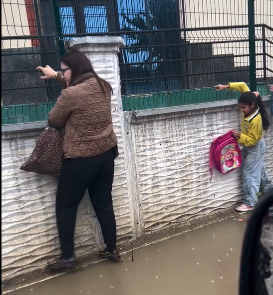 Acarlar’da okul çıkışı su çilesi Acarlar’da okul çıkışı su çilesi