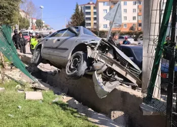 El freni çekilmeyen otomobil, dede ve torunlarını ezdi