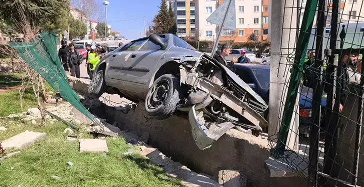 El freni çekilmeyen otomobil, dede ve torunlarını ezdi