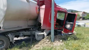 Manisa’nın Kırkağaç ilçesinde, tali yoldan ana yola kontrolsüz çıktığı öne