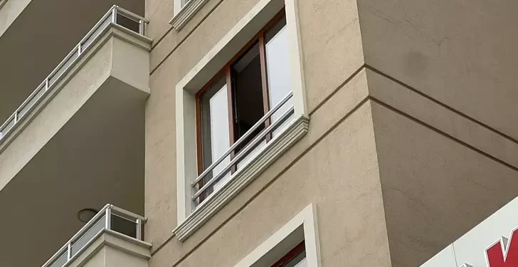 Eşini bıçakla öldürüp, başında bekledi