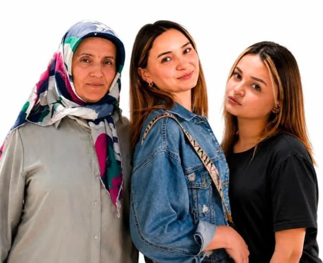 Esini ve 2 kizini topraga veren babanin caresizligi yurek dagladi Esini ve 2 kizini topraga veren babanin caresizligi yurek dagladi