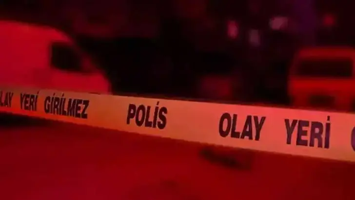 Esinin kullandigi otomobilin altinda kalan kadin oldu Esinin kullandigi otomobilin altinda kalan kadin oldu