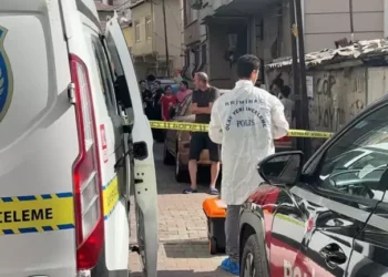 Ev arkadaşının boğazını keserek öldürdü