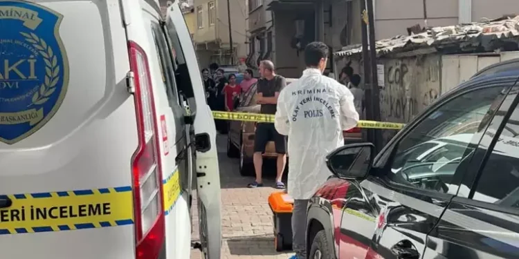 Ev arkadaşının boğazını keserek öldürdü