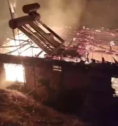 Evde çıkan yangın, bitişiktekine de sıçradı