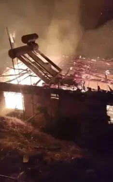 Evde çıkan yangın, bitişiktekine de sıçradı