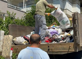 Nazilli'de bir evden 6 kamyon çöp çıktı