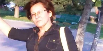 Evinde çıkan yangında 30 kedisiyle birlikte öldü