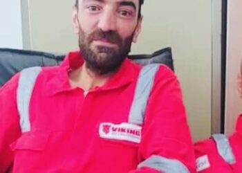 Onarım için çıktığı çatıdan düşüp öldü