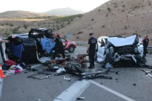 Feci kaza 4 ölü 2 yaralı Feci kaza 4 ölü 2 yaralı