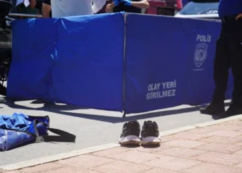 Feci kazada geriye kaldırımdaki ayakkabıları kaldı