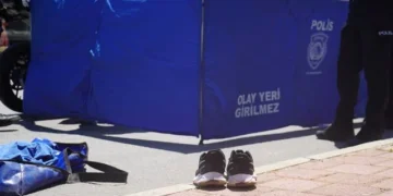 Feci kazada geriye kaldırımdaki ayakkabıları kaldı