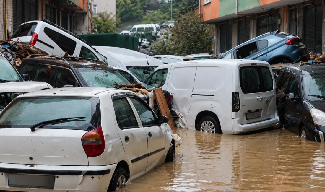 Felaketi yaşayan mahalle savaş alanına döndü İstanbul'da 2 kişinin hayatını kaybettiği ve 41 yıllık yağış rekorunun
